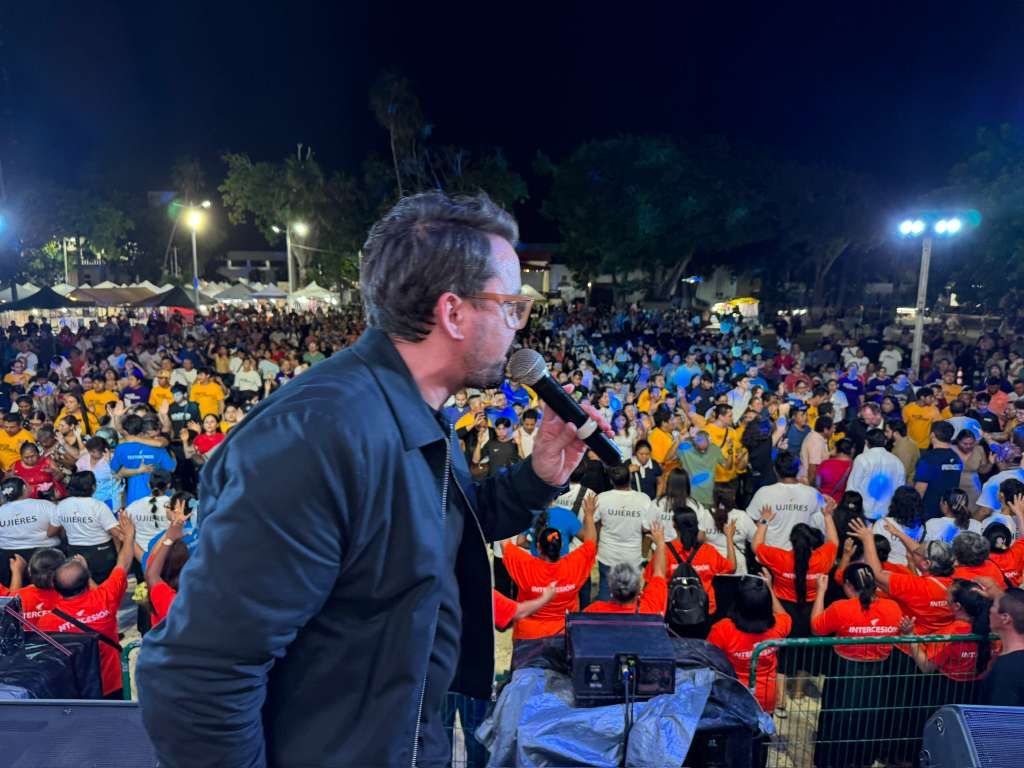 Responding to the call to receive Jesus People responding to the altar call to receive Jesus Christ at Invasion of Hope Chetumal