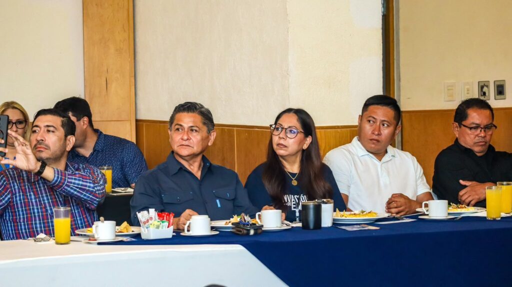 Business leaders listening to a talk at Leadership 360 Chetumal, Mexico