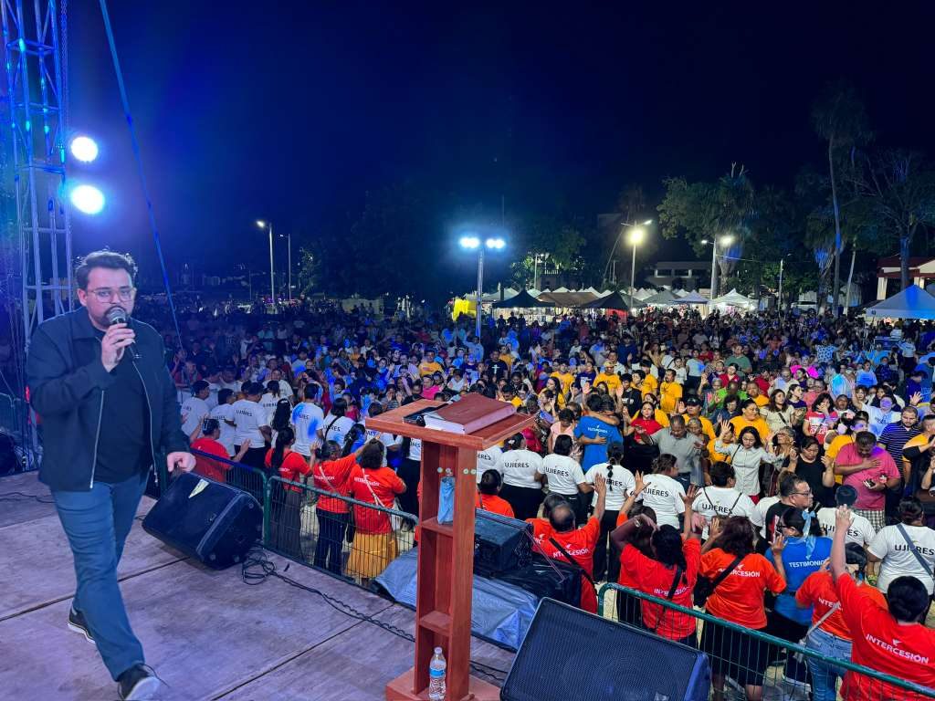 Preaching to the crowd Evangelist preaching to the crowd during Invasion of Hope Chetumal, Quintana Roo