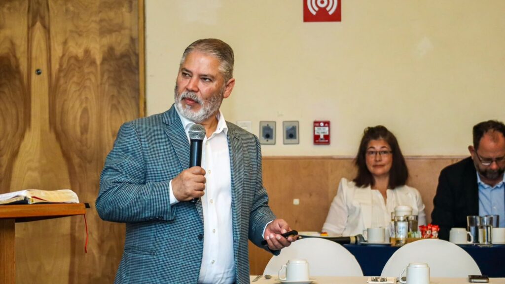 Guest speaker addressing attendees at Leadership 360 Chetumal, Mexico