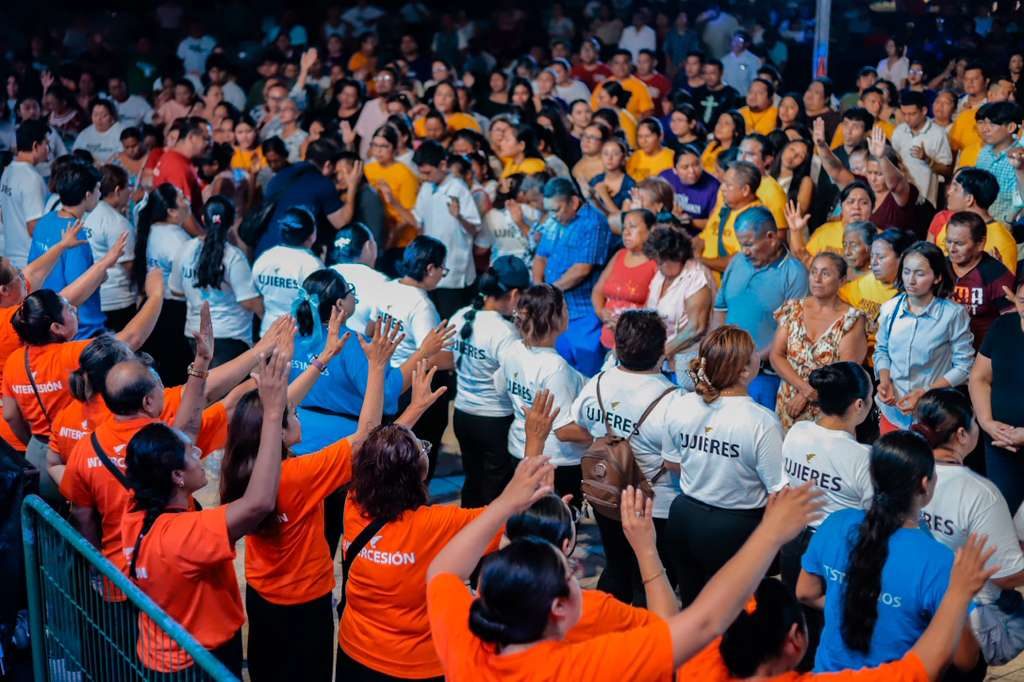 Hands raised in worship Attendees with hands raised in worship during Invasion of Hope Chetumal, Mexico