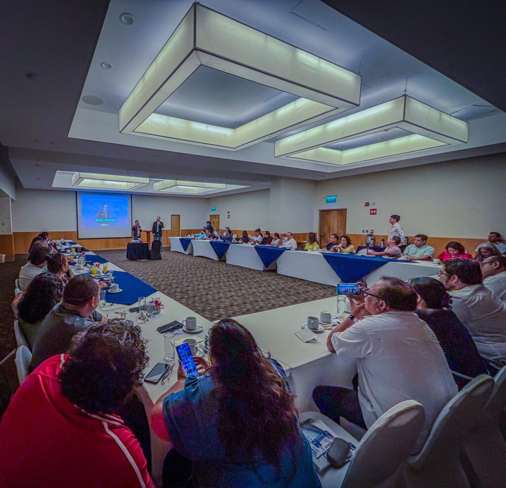 Leaders, entrepreneurs and government representatives at Leadership 360 Chetumal
