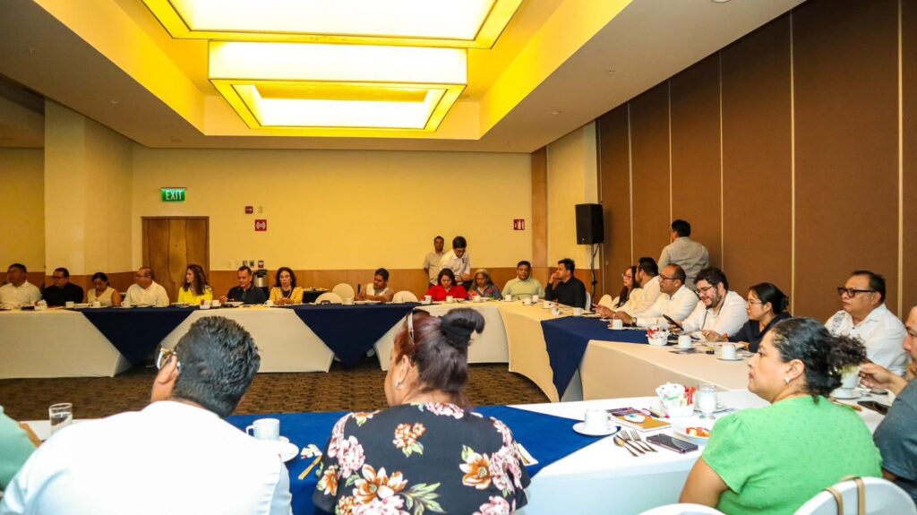 Entrepreneurs and professionals seated at the Leadership 360 Chetumal breakfast