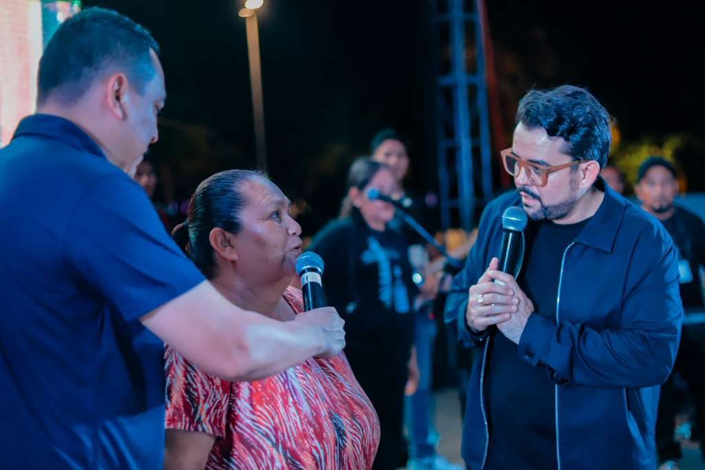 Praying with those who came forward Ministry team praying with a woman who shared her testimony at Invasion of Hope Chetumal