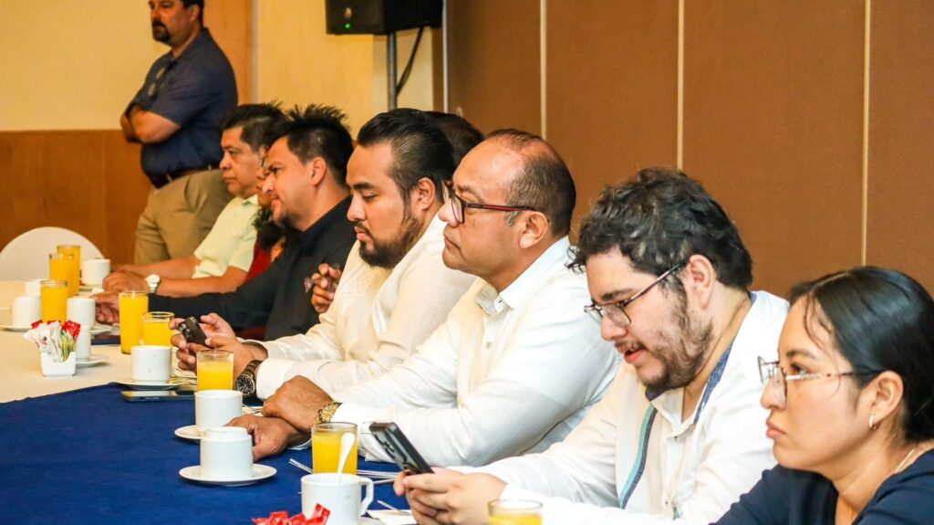 Professionals and entrepreneurs taking notes at Leadership 360 Chetumal