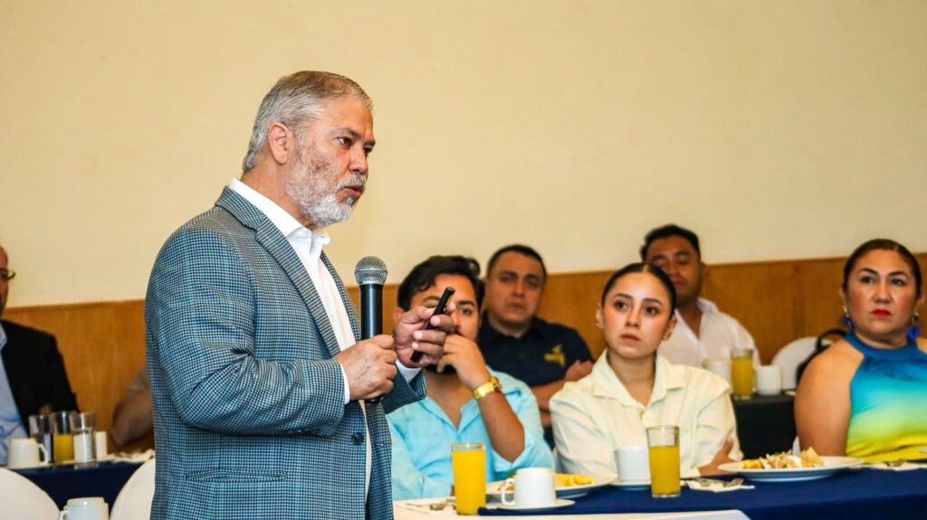 Speaker sharing leadership principles with attendees at Leadership 360 Chetumal