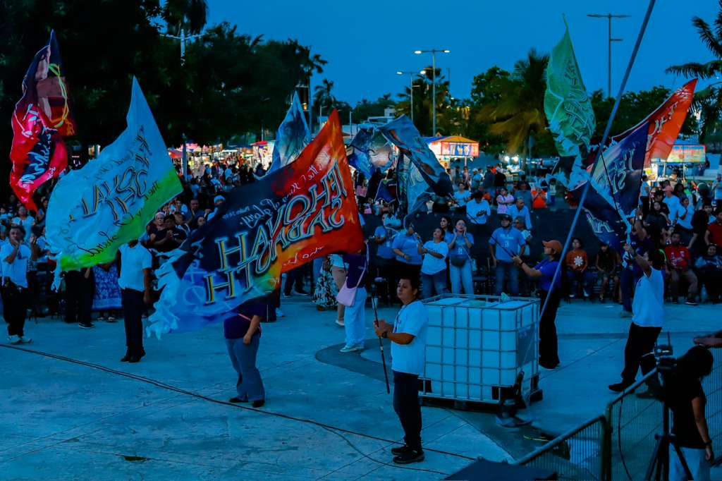 Volunteers welcoming the city Volunteers waving flags before the meeting at Invasion of Hope Chetumal, Mexico